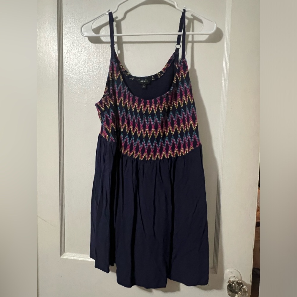 ⚡️5/$25⚡️Torrid Sz 2 Navy and Rainbow Embroidered Tank Top